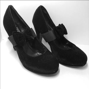 Black velvet heels with bow
